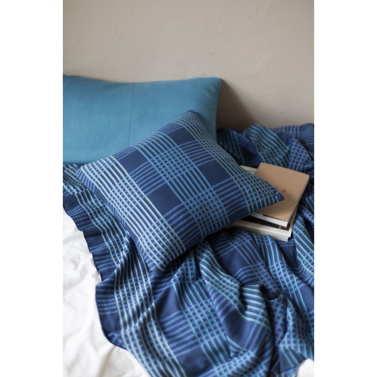 Ruth Kussen Blauw, zacht jacquard gebreid katoen